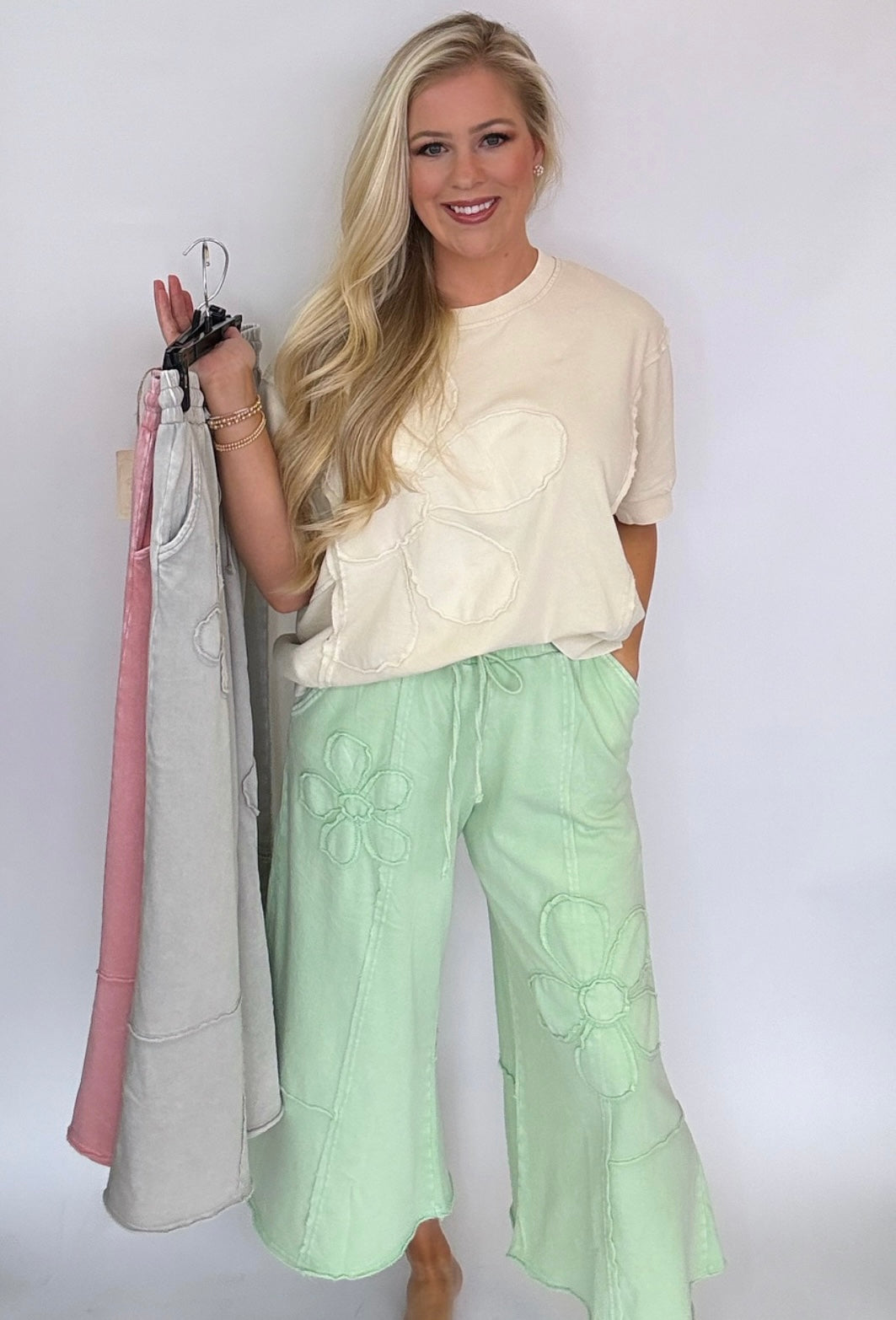 Easel raised flower knit wide leg pants