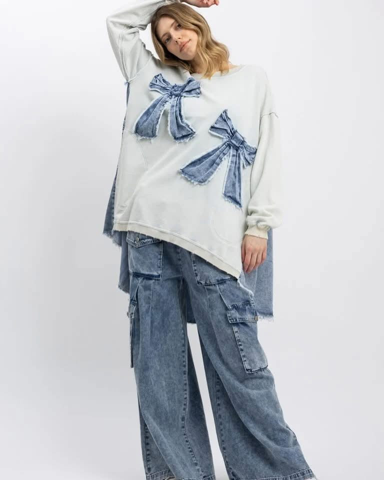 Blue velvet oversized bow patch sweatshirt