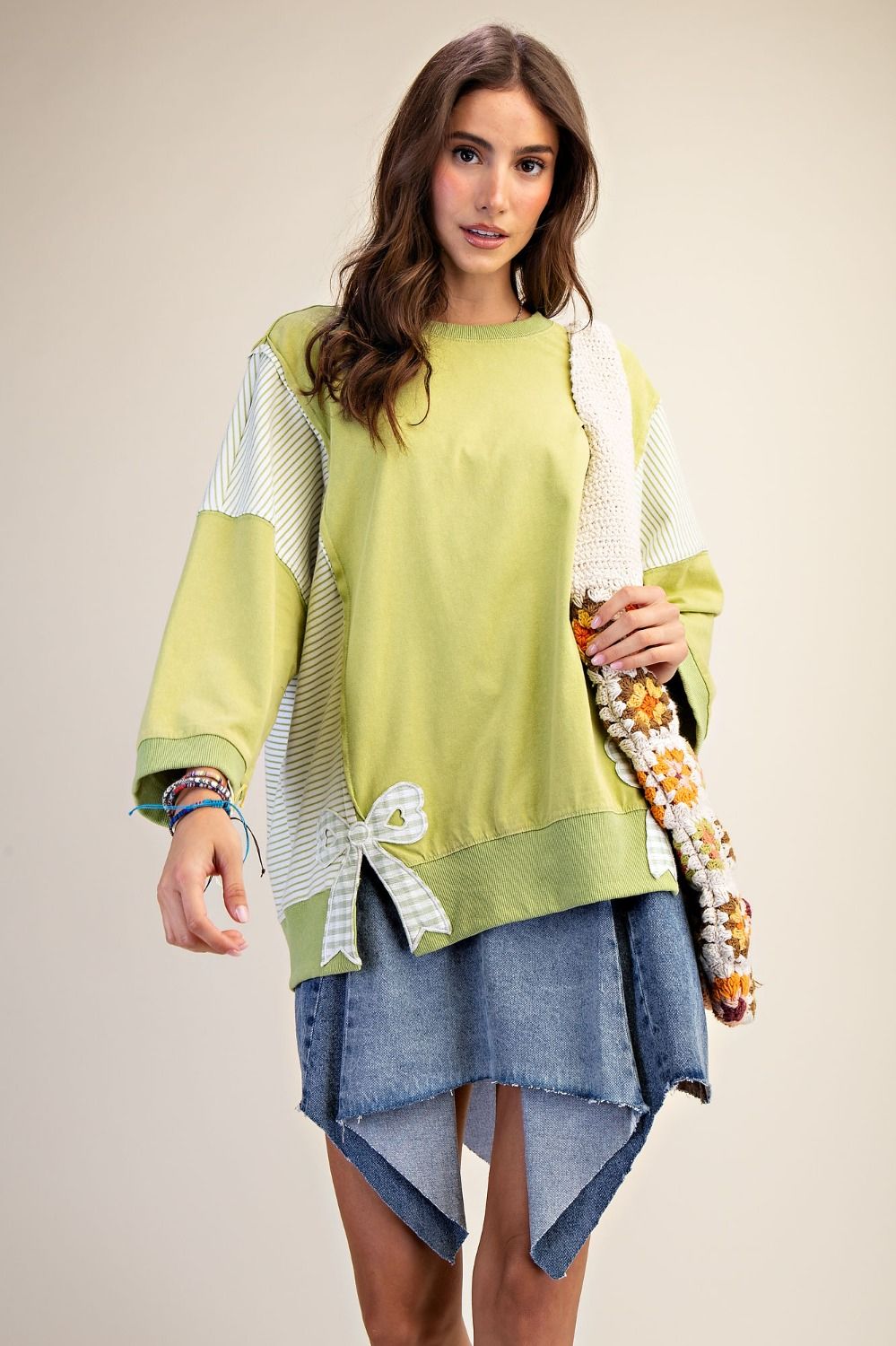 Easel WASHED TERRY KNIT PULLOVER
-BOW PATCH DETAILING