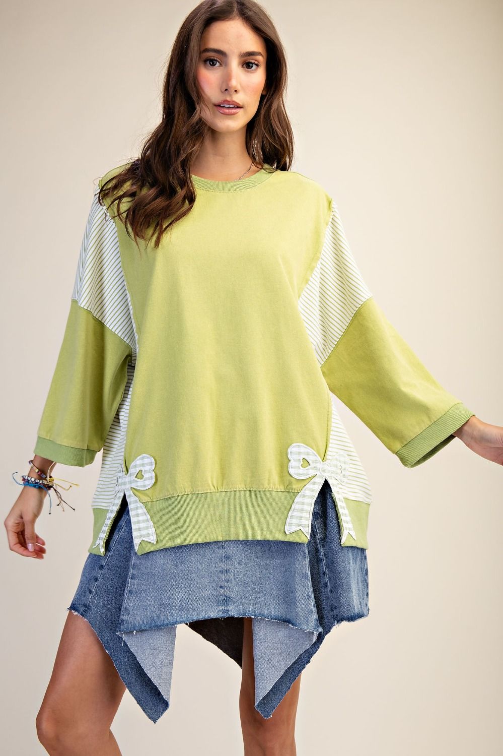 Easel WASHED TERRY KNIT PULLOVER
-BOW PATCH DETAILING