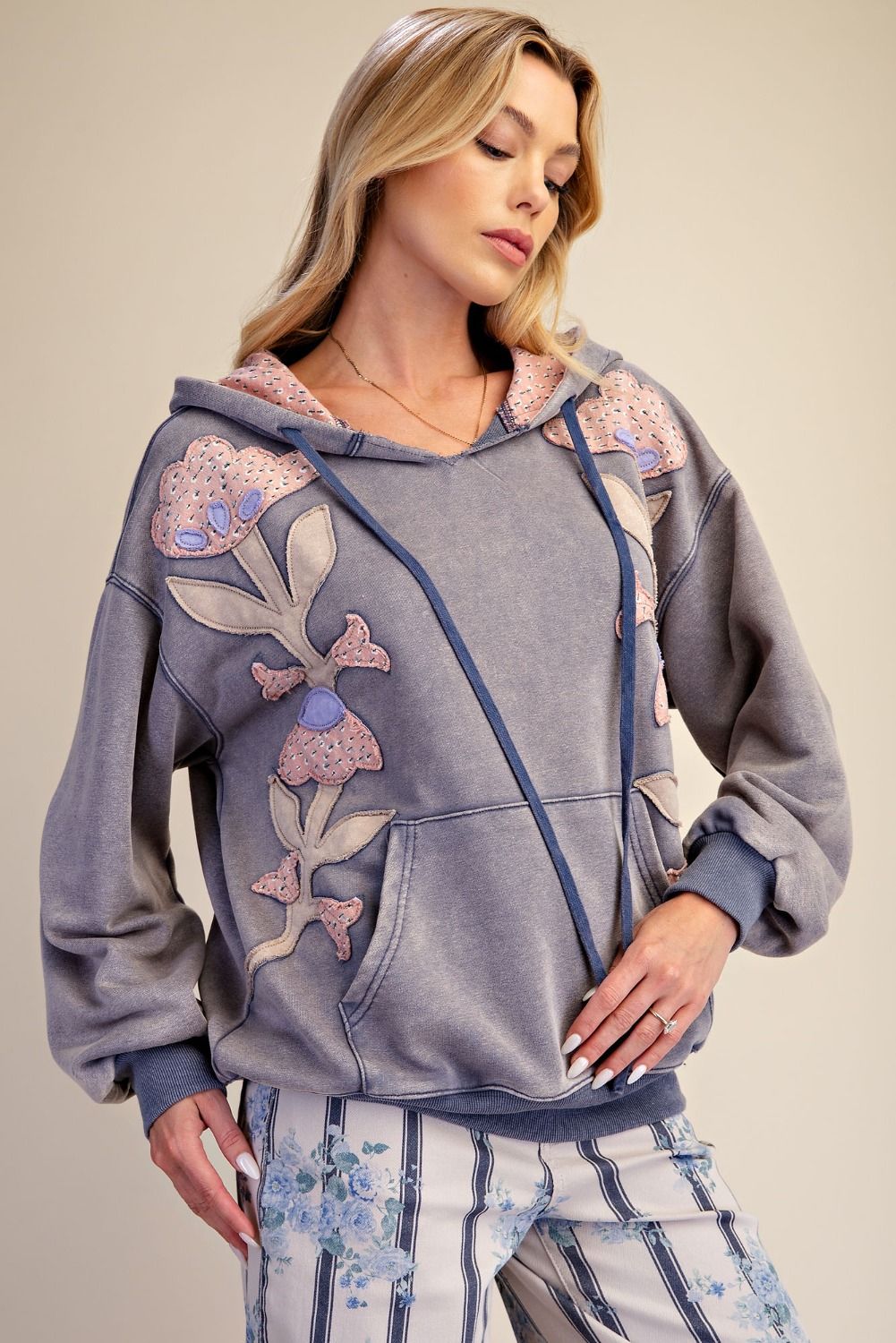 EASEL FLORAL PATCH WASHED TERRY HOODED PULLOVER
