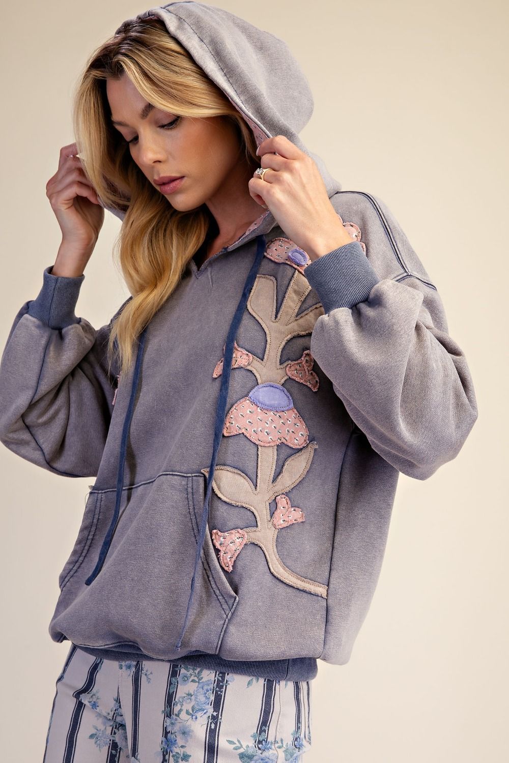 EASEL FLORAL PATCH WASHED TERRY HOODED PULLOVER