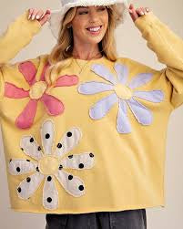 EASEL FLORAL PATCH FRONT WASHED TERRY PULLOVER BUTTER YELLOW