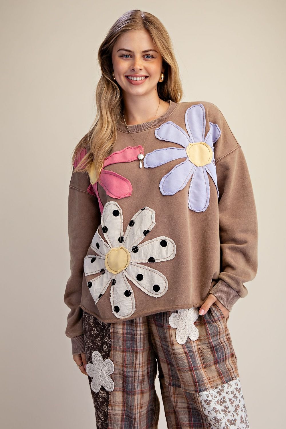 EASEL FLORAL PATCH FRONT WASHED TERRY PULLOVER MOCHA