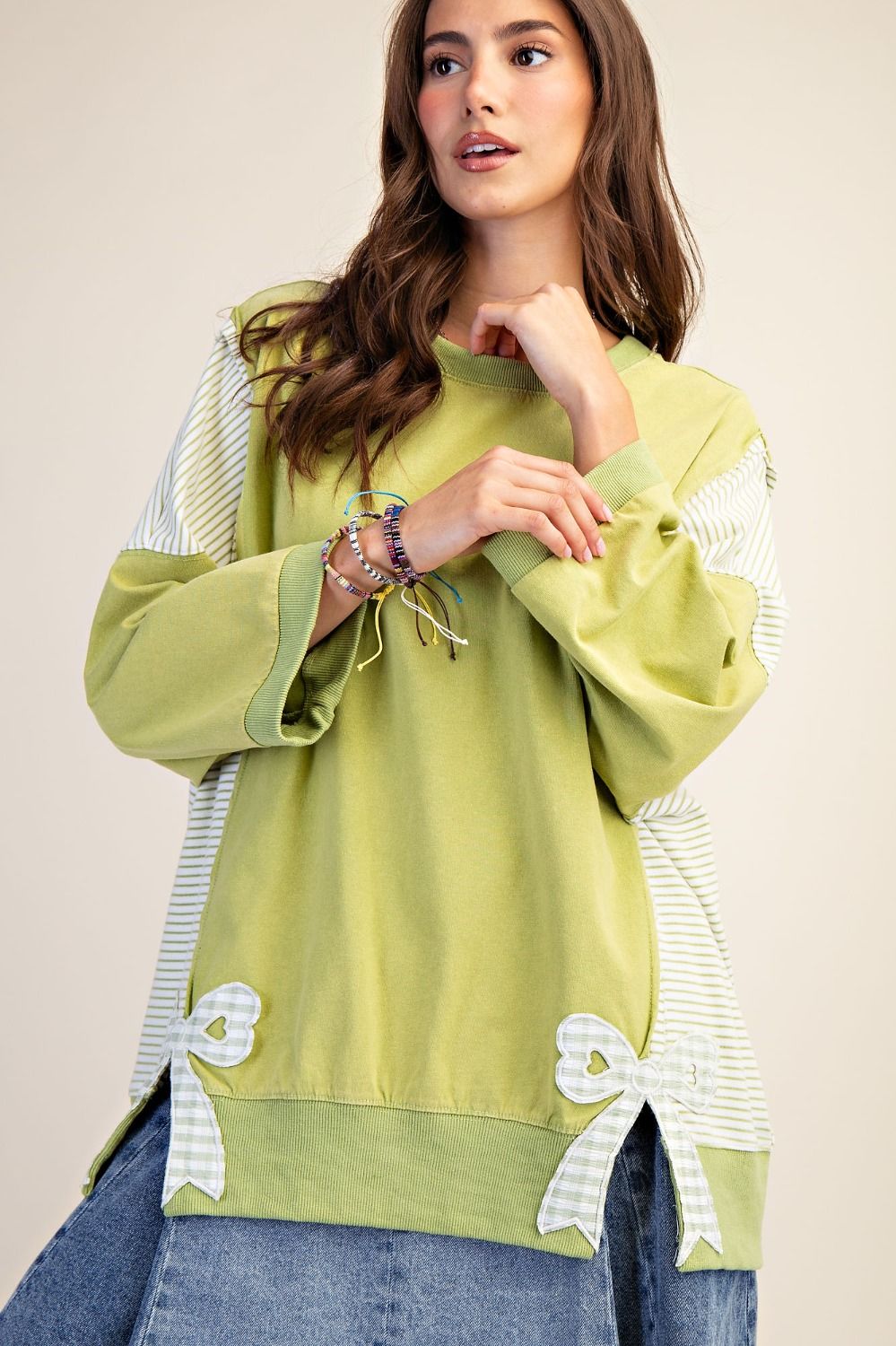 Easel WASHED TERRY KNIT PULLOVER
-BOW PATCH DETAILING