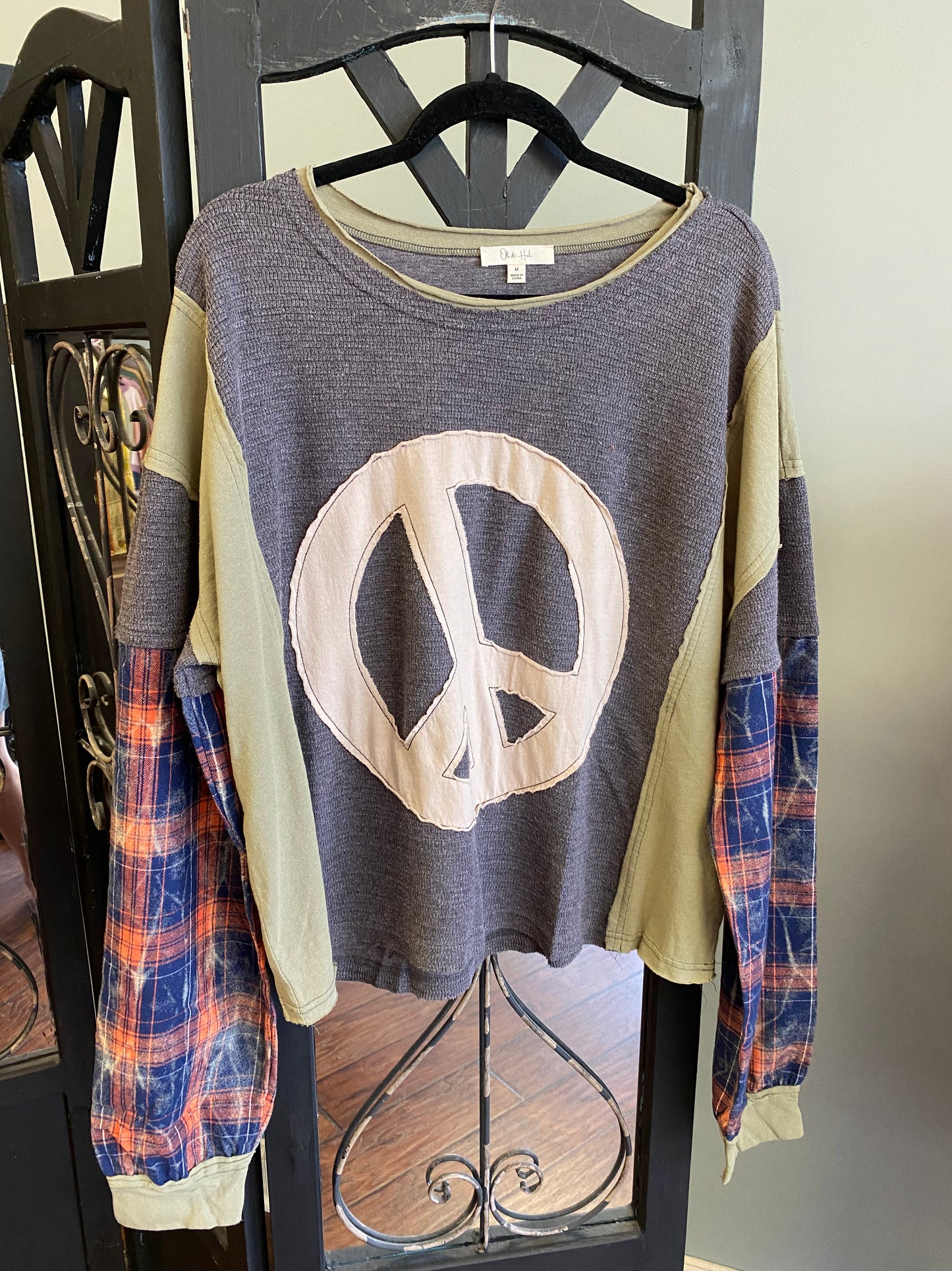 Oli & Hali vintage peace top